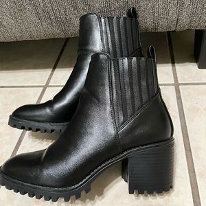 Black leather thick-heeled boots.